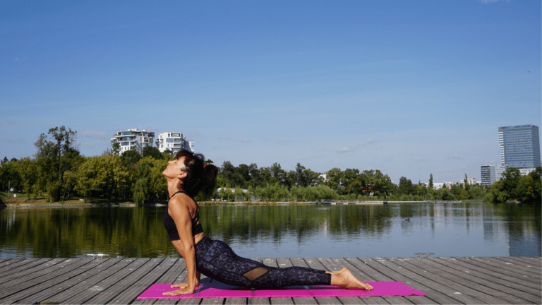 Salutul soarelui, Surya Namaskar: serie de 12 posturi care încălzesc și aliniază corpul