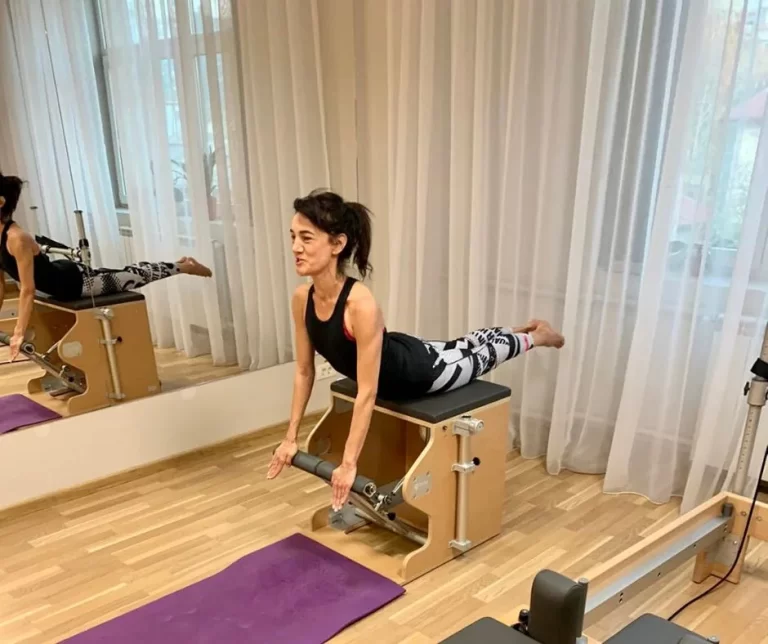 Aparatul Pilates Wunda Chair, creat de Joseph Pilates, pentru forța picioarelor și a umerilor